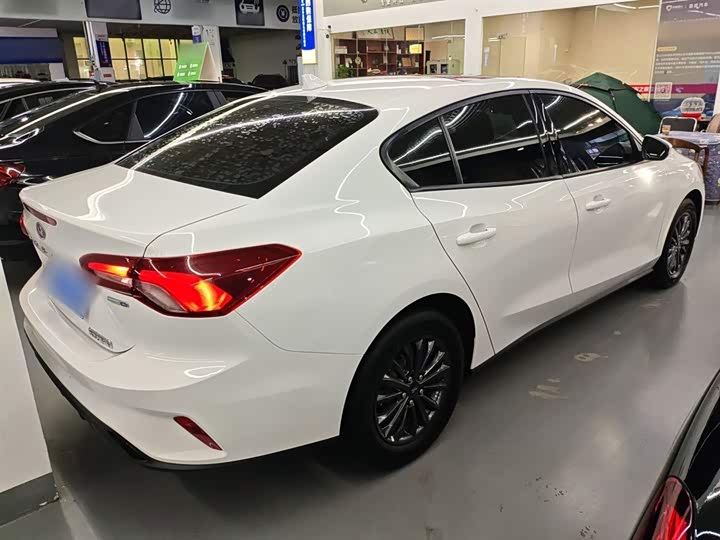 Ford Focus 2022 2022款 三厢 EcoBoost 180 自动竞速版