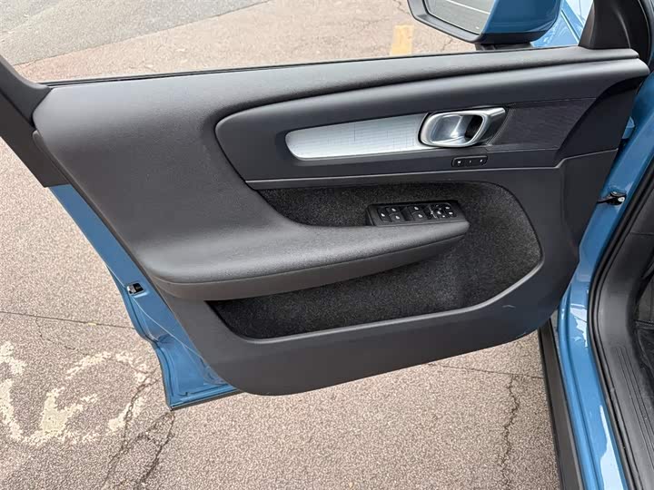 Volvo XC40 2024 2024款 B3 智行时尚版