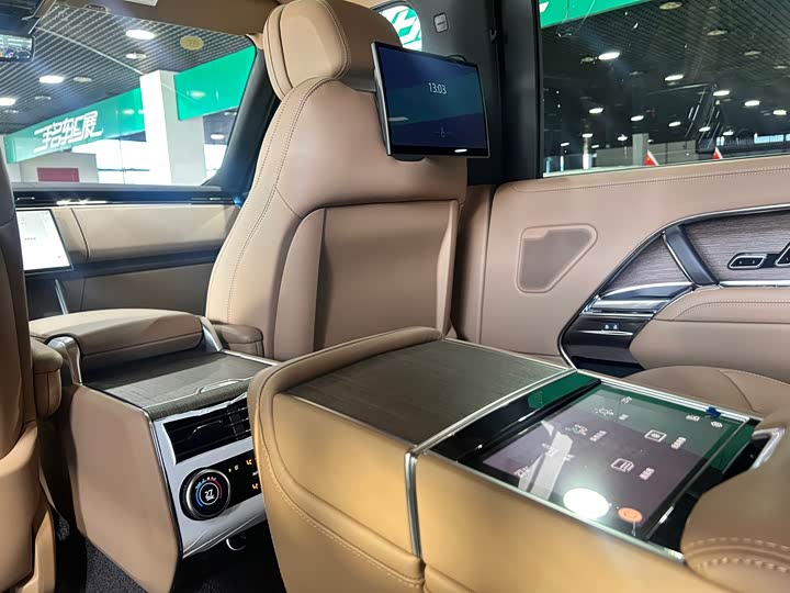 Land Rover Range Rover 2025 2025款 3.0 L6 400PS 创世加长版