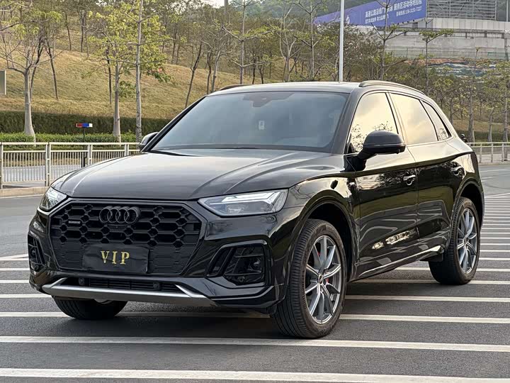 Audi Q5L 2025 2025款 45周年典藏版 40 TFSI 时尚动感型
