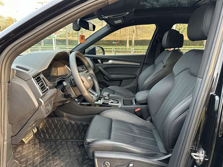 Audi Q5L 2025 2025款 45周年典藏版 40 TFSI 时尚动感型