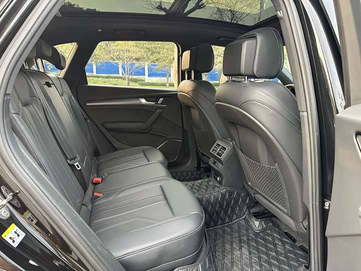 Audi Q5L 2025 2025款 45周年典藏版 40 TFSI 时尚动感型