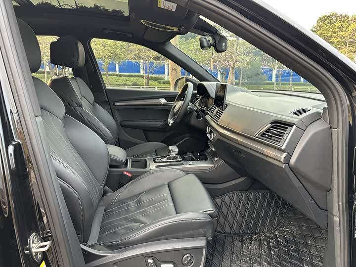 Audi Q5L 2025 2025款 45周年典藏版 40 TFSI 时尚动感型