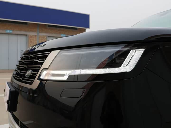 Land Rover Range Rover 2025 2025款 3.0 L6 400PS 创世加长版