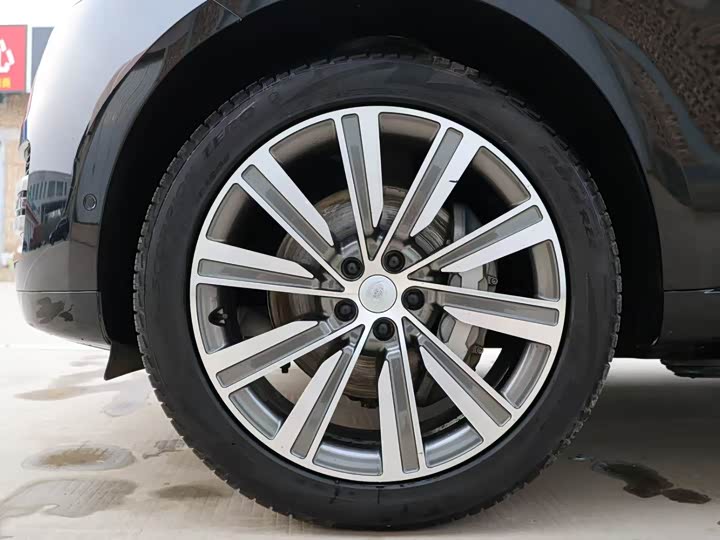 Land Rover Range Rover 2025 2025款 3.0 L6 400PS 创世加长版