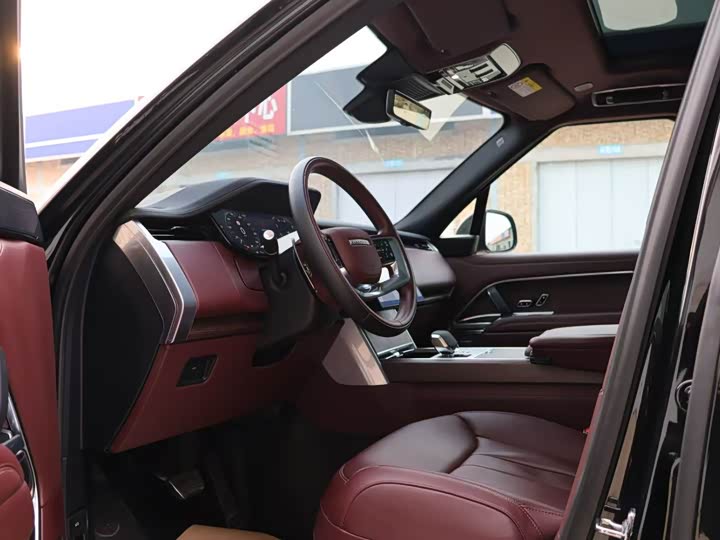 Land Rover Range Rover 2025 2025款 3.0 L6 400PS 创世加长版