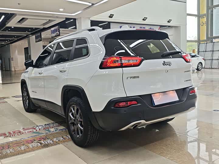 Jeep Cherokee 2020 2020款 2.0L 两驱经典运动版