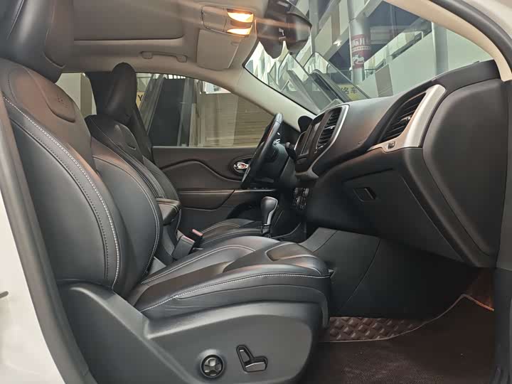 Jeep Cherokee 2020 2020款 2.0L 两驱经典运动版