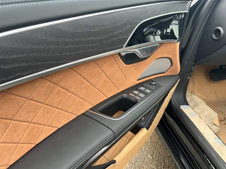 Audi A8 2025 2025款 A8L Horch创始人版 55TFSI