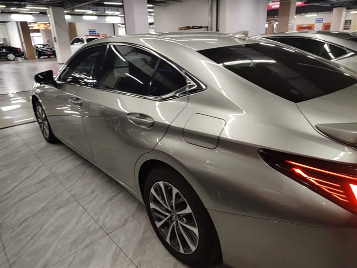 Lexus ES 2025 2025款 300h 臻享版