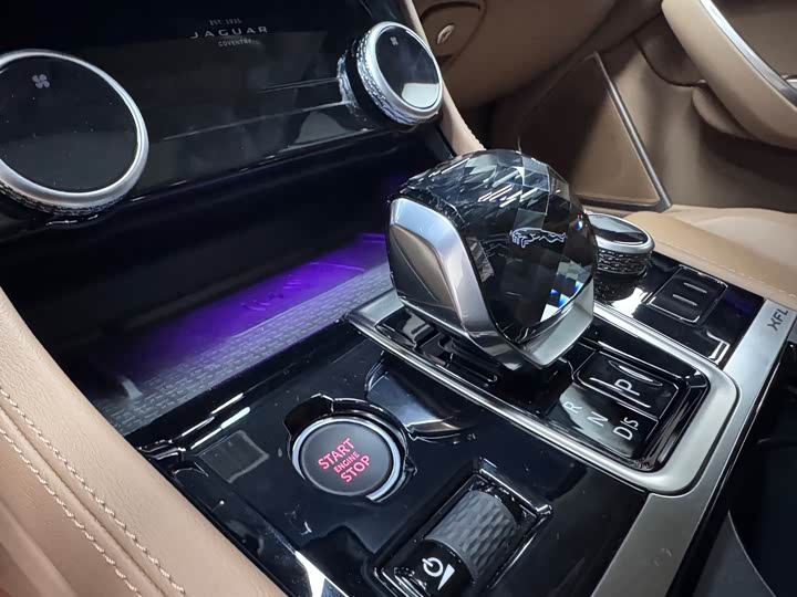 Jaguar XF L 2024 2024款 2.0T P250 两驱尊享豪华版