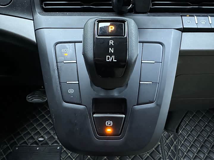 Ford Transit 2024 2024款 2.0T 汽油自动短轴低顶自动挡定制版6座