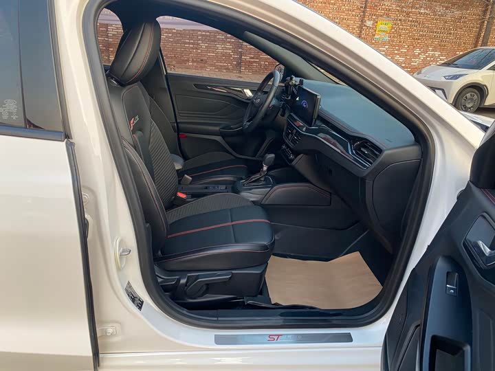 Ford Focus 2022 2022款 两厢 EcoBoost 180 自动ST Line