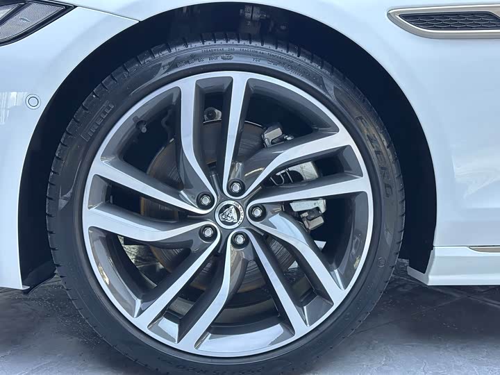 Jaguar XF L 2024 2024款 2.0T P300 四驱旗舰运动鎏金版