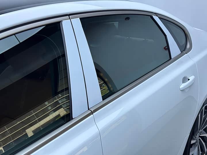 Jaguar XF L 2024 2024款 2.0T P300 四驱旗舰运动鎏金版