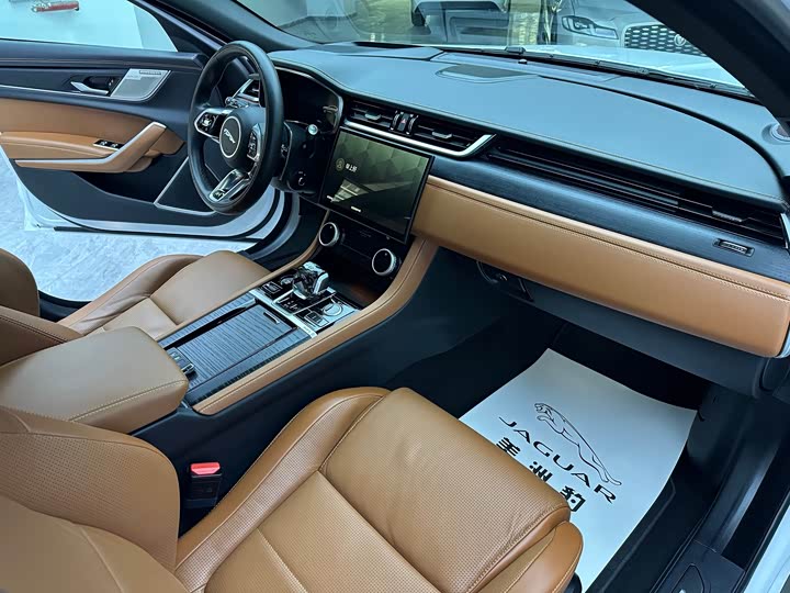 Jaguar XF L 2024 2024款 2.0T P300 四驱旗舰运动鎏金版