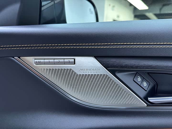 Jaguar XF L 2024 2024款 2.0T P300 四驱旗舰运动鎏金版