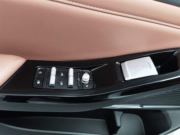 Geely Galaxy L6 2025 2025款 EM-i 140km 星舰版