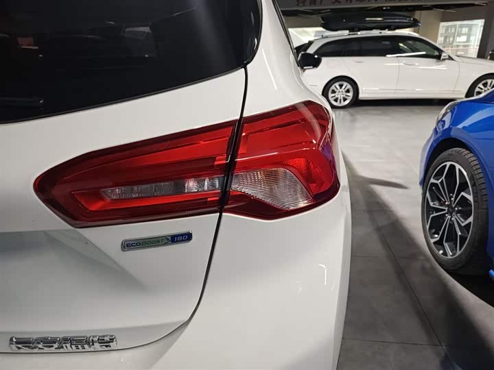 Ford Focus 2022 2022款 两厢 EcoBoost 180 自动ST Line
