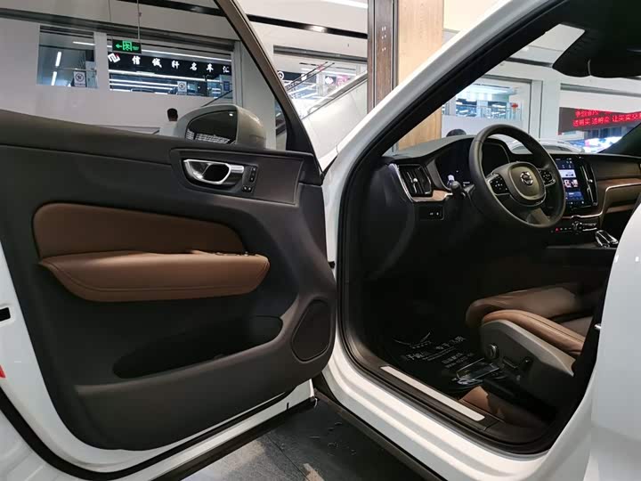 Volvo XC60 Hybrid 2025 2025款 插电式混动 长续航四驱智远豪华版