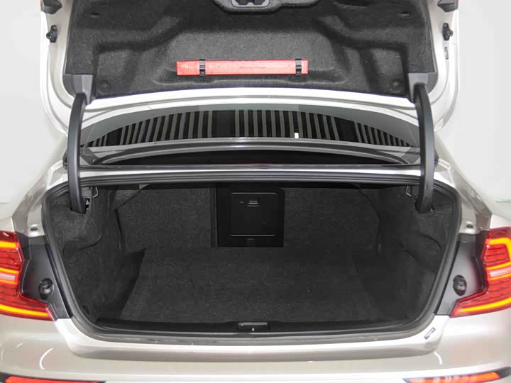 Volvo S60 2025 2025款 B4 智逸豪华版