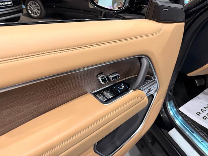 Land Rover Range Rover 2025 2025款 3.0 L6 400PS 盛世加长版