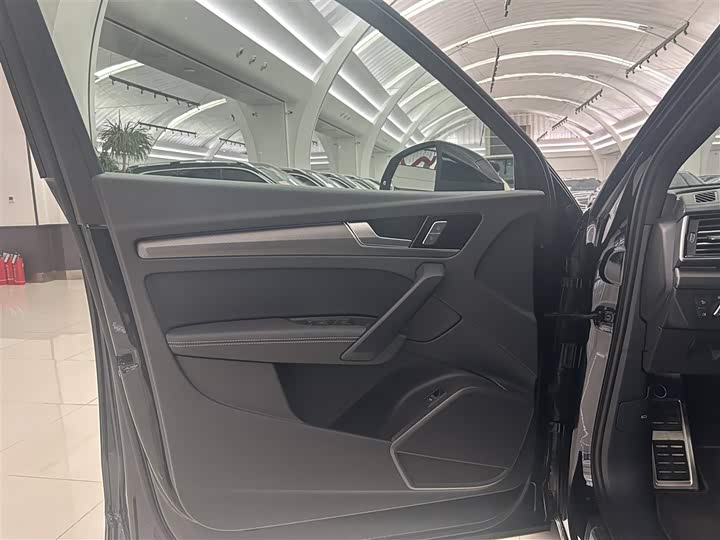 Audi Q5L 2025 2025款 45周年典藏版 40 TFSI 豪华动感型