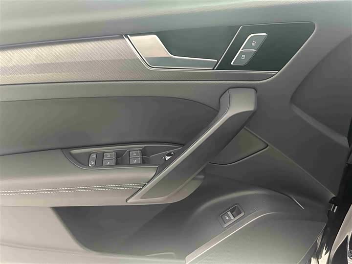 Audi Q5L 2025 2025款 45周年典藏版 40 TFSI 豪华动感型