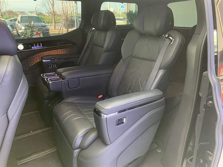 Zeekr 009 2024 2024款 六座行政版四驱 108kWh