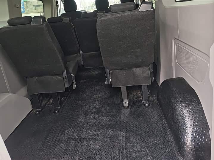 Maxus V70 2023 2023款 2.0T 精英版 自动长轴中顶 6/7座