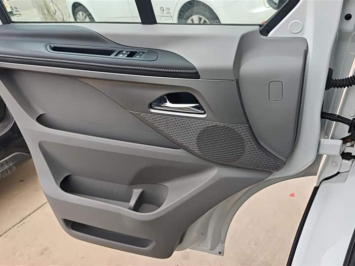 Maxus V70 2023 2023款 2.0T 精英版 自动长轴中顶 6/7座