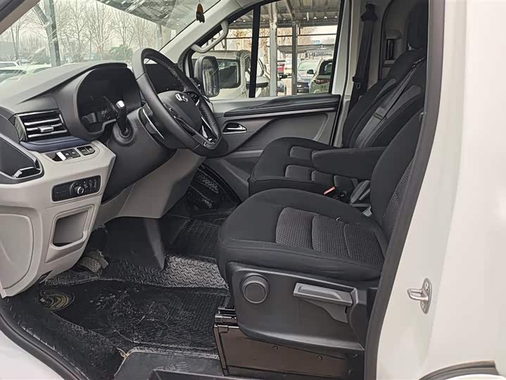 Maxus V70 2023 2023款 2.0T 精英版 自动长轴中顶 6/7座