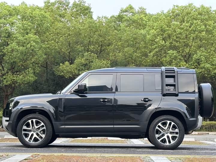 Land Rover Defender 2024 2024款 110 3.0T P400 暗黑特别版