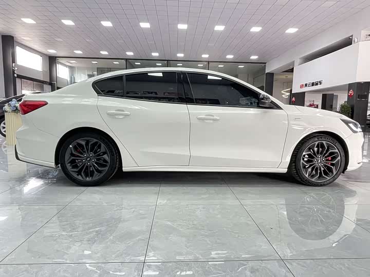 Ford Focus 2022 2022款 三厢 EcoBoost 180 自动ST Line