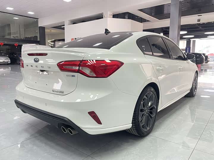 Ford Focus 2022 2022款 三厢 EcoBoost 180 自动ST Line