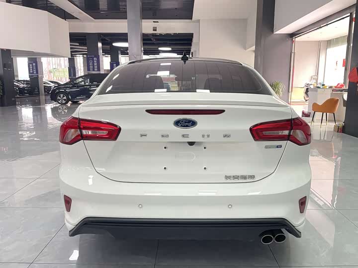 Ford Focus 2022 2022款 三厢 EcoBoost 180 自动ST Line