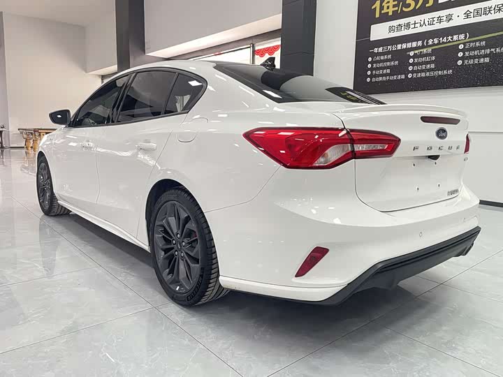 Ford Focus 2022 2022款 三厢 EcoBoost 180 自动ST Line