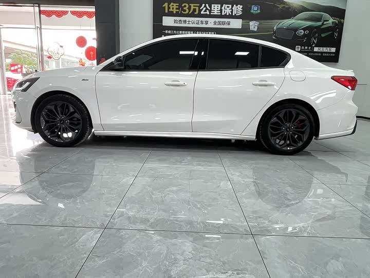 Ford Focus 2022 2022款 三厢 EcoBoost 180 自动ST Line