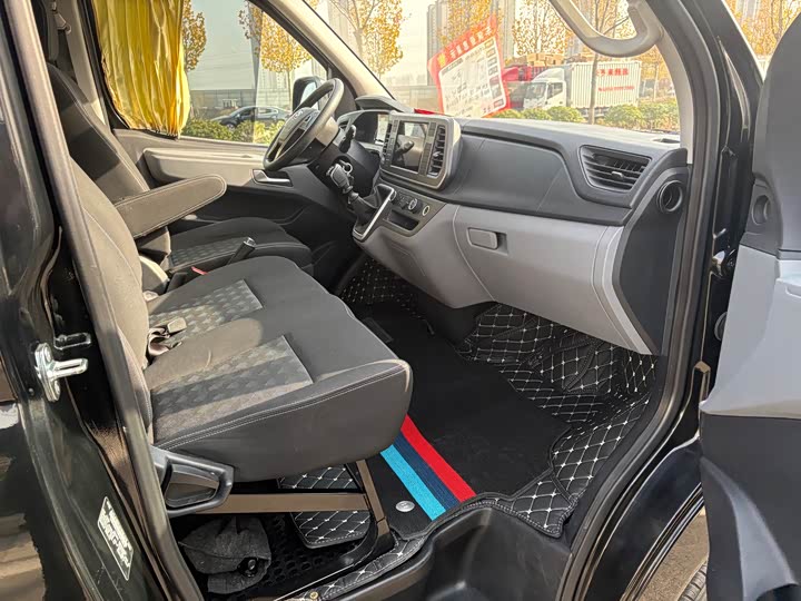 Maxus V80 2025 2025款 PRO傲运通 2.0T 手动长轴中顶 6/7/8/9座