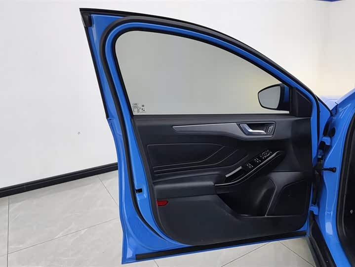 Ford Focus 2022 2022款 三厢 EcoBoost 180 自动竞速版