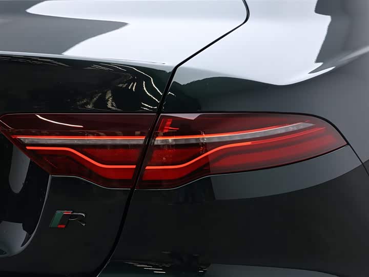 Jaguar XE L 2024 2024款 2.0T 250PS R-DYNAMIC S进取运动版