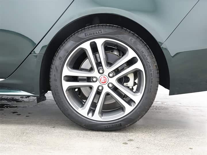 Jaguar XE L 2024 2024款 2.0T 250PS R-DYNAMIC S进取运动版