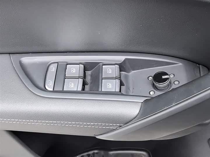 Audi Q5L 2025 2025款 45周年典藏版 40 TFSI 时尚动感型