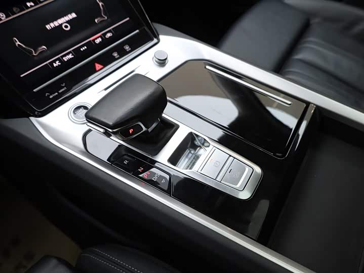 Audi Q6 2023 2023款 40 TFSI quattro 观云型 羽林套装