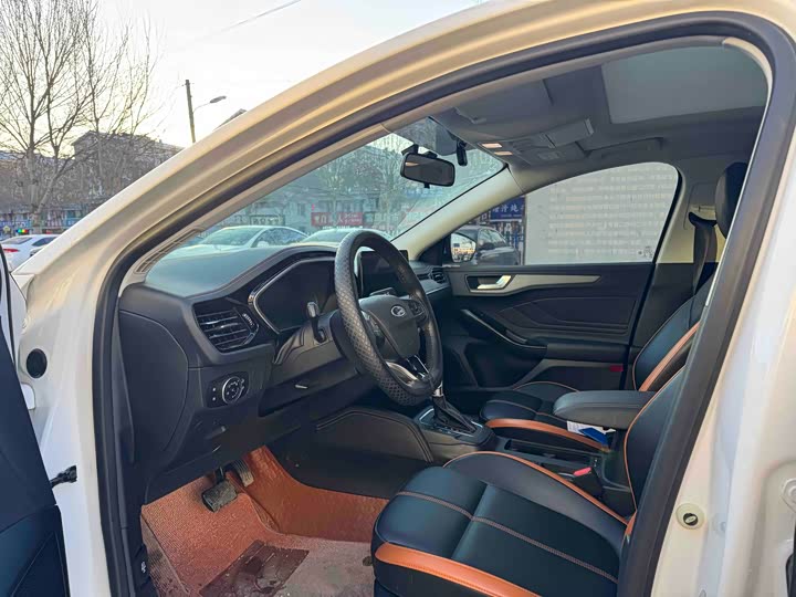 Ford Focus 2022 2022款 三厢 EcoBoost 180 自动竞速版