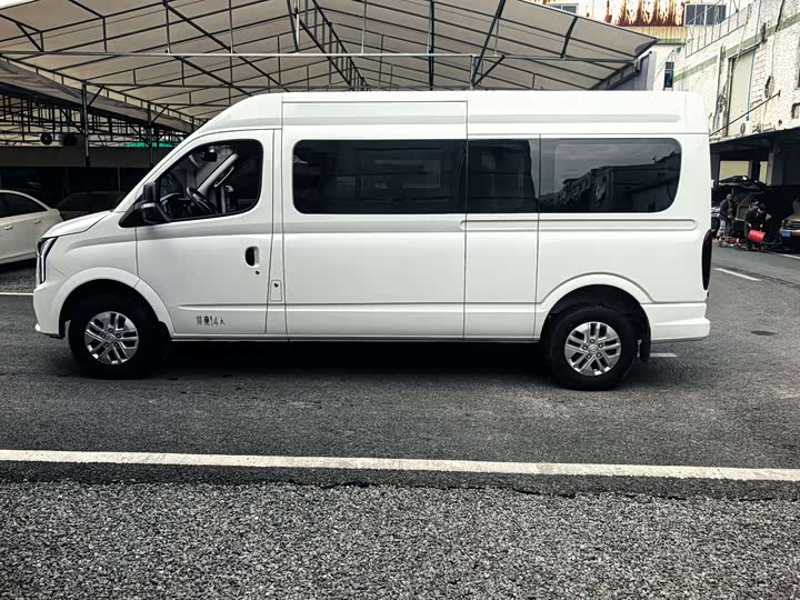 Maxus V80 2024 2024款 PRO商旅 6MT 长轴中顶147Ps 12/13/14/15座 非营运