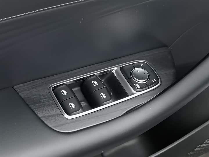 Roewe D7 2023 2023款 DMH 125km 超越版