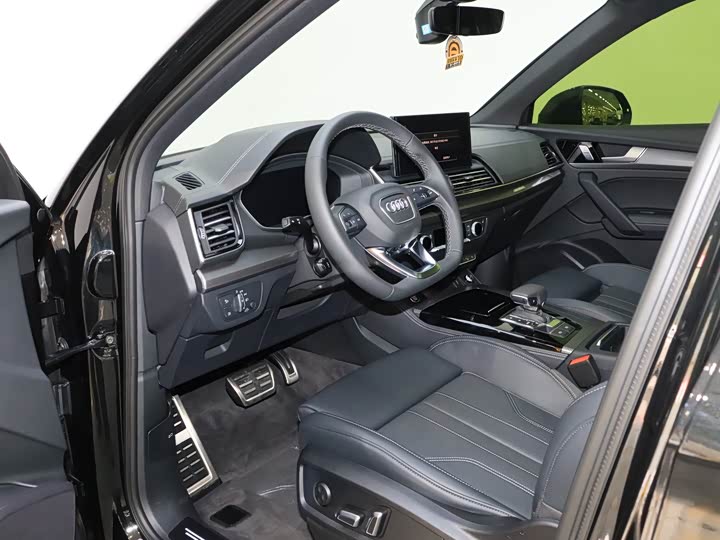 Audi Q5L 2025 2025款 45周年典藏版 40 TFSI 豪华动感型