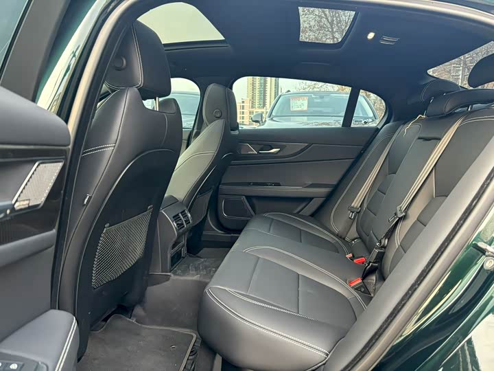 Jaguar XE L 2024 2024款 2.0T 250PS R-DYNAMIC S耀黑运动版