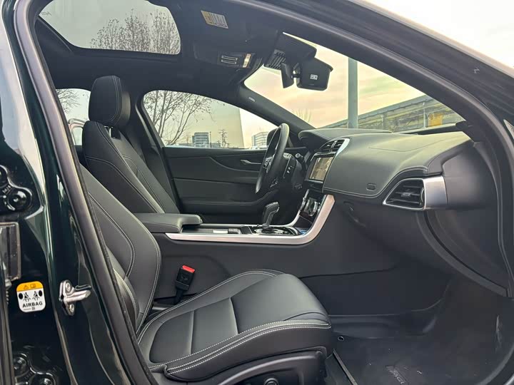 Jaguar XE L 2024 2024款 2.0T 250PS R-DYNAMIC S耀黑运动版